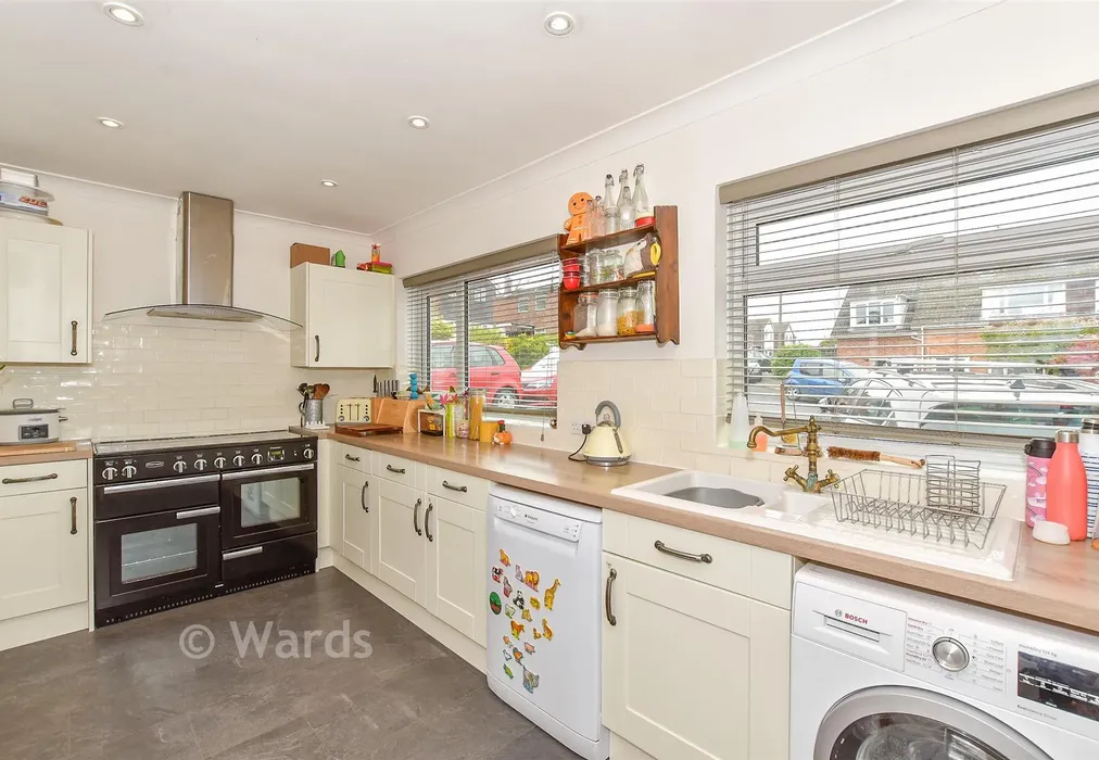 Kitchen - Bankfields, Headcorn, Ashford, Kent - Wards of Kent