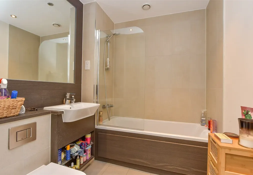 Bathroom - Pegasus Way, Gillingham, Kent - Wards of Kent