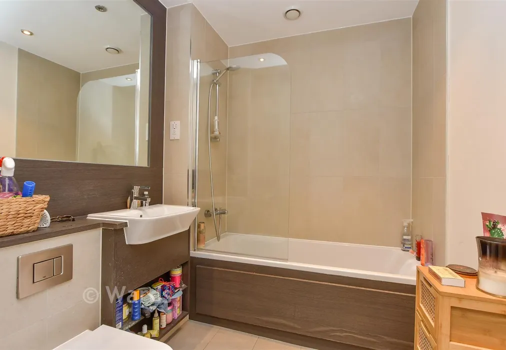 Bathroom - Pegasus Way, Gillingham, Kent - Wards of Kent