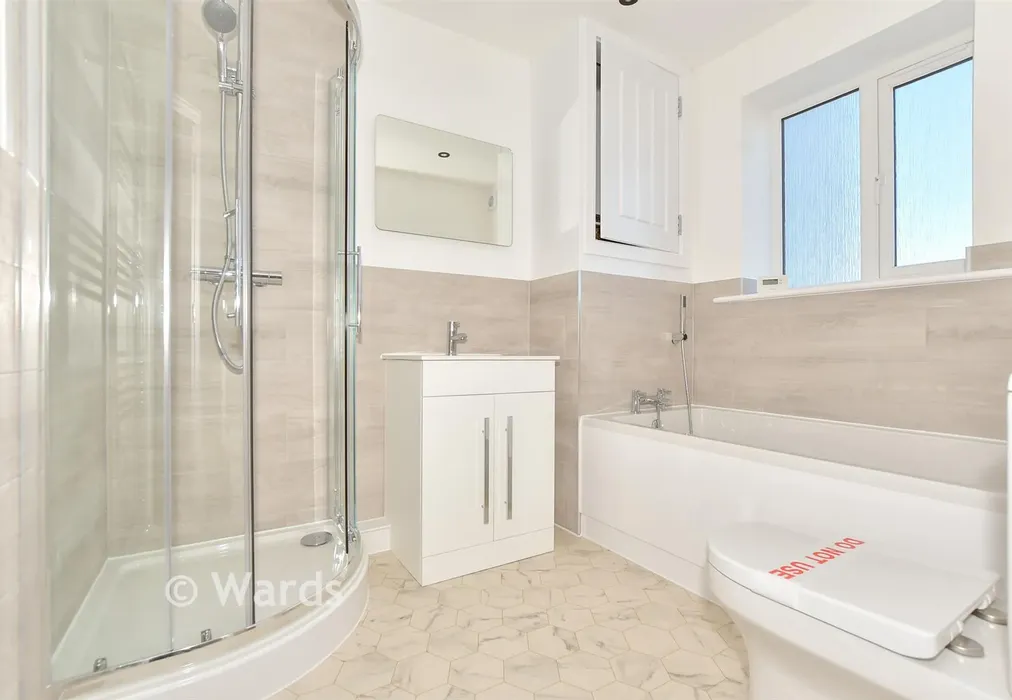 En-Suite Bathroom - The Parade, Greatstone, Kent - Wards of Kent