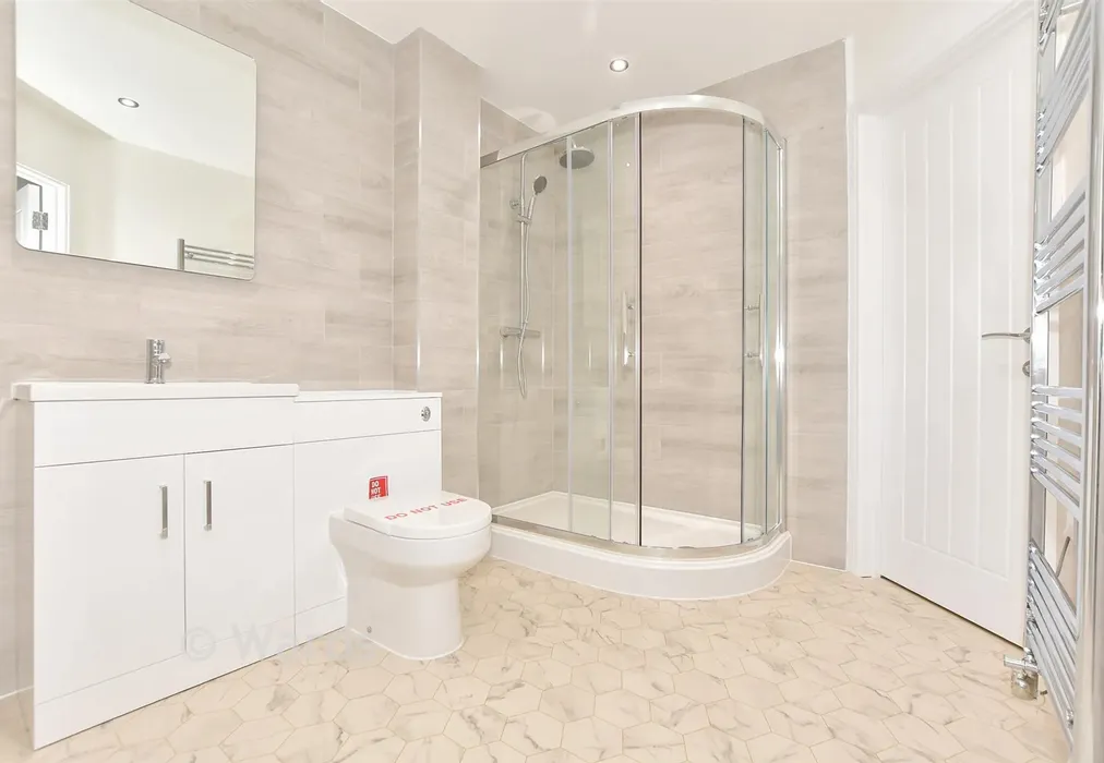 Jack And Jill En-Suite - The Parade, Greatstone, Kent - Wards of Kent