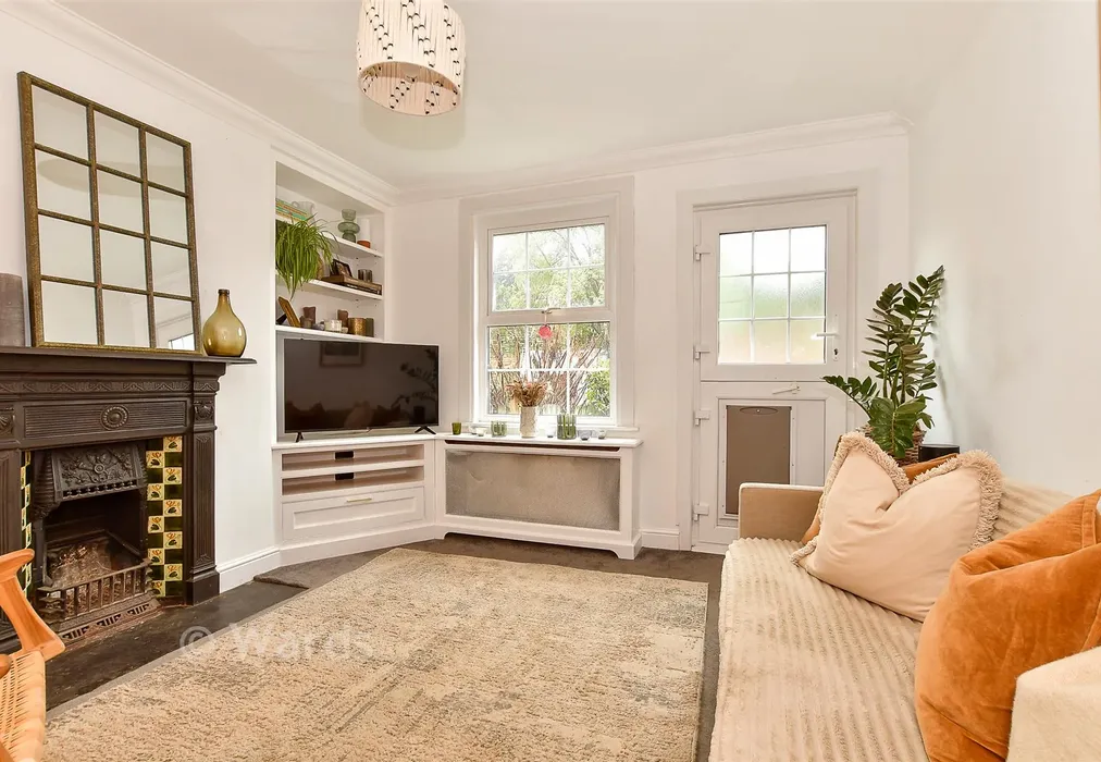 Lounge - High Street, Hadlow, Tonbridge, Kent - Wards of Kent