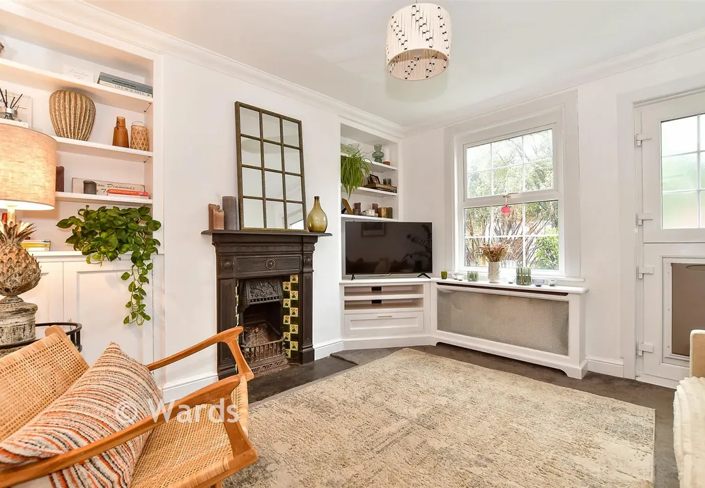 Lounge - High Street, Hadlow, Tonbridge, Kent - Wards of Kent