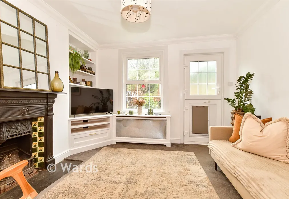 Lounge - High Street, Hadlow, Tonbridge, Kent - Wards of Kent