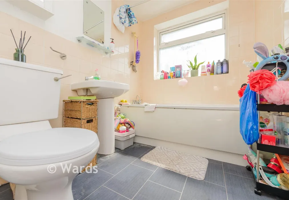 Bathroom - Frederick Road, Gillingham, Kent - Wards of Kent
