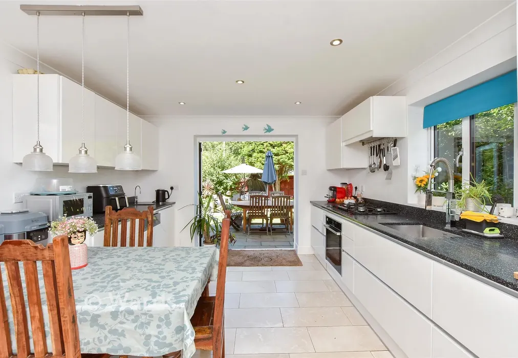 Kitchen - Fairfield Park, Broadstairs, Kent - Wards of Kent