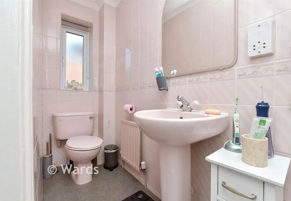 En-Suite - Fairfield Park, Broadstairs, Kent - Wards of Kent