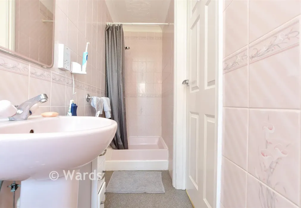 En-Suite - Fairfield Park, Broadstairs, Kent - Wards of Kent