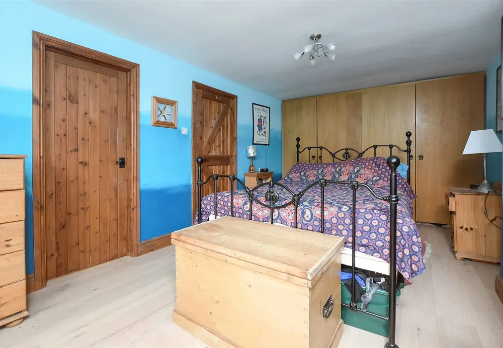 Bedroom 1 - Painters Forstal, Faversham, Kent - Wards of Kent