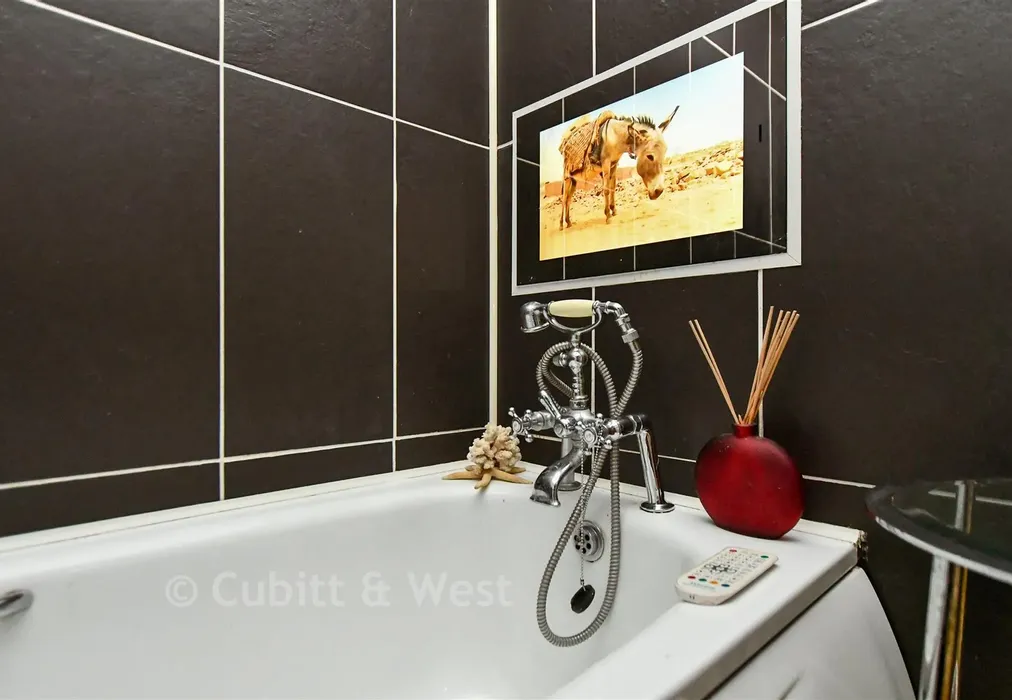 Internal Feature - Gatton Park Road, Redhill, Surrey - Wards of Kent