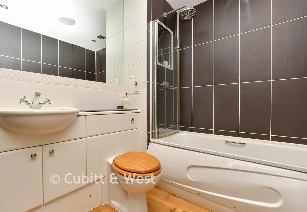 Bathroom - Gatton Park Road, Redhill, Surrey - Wards of Kent