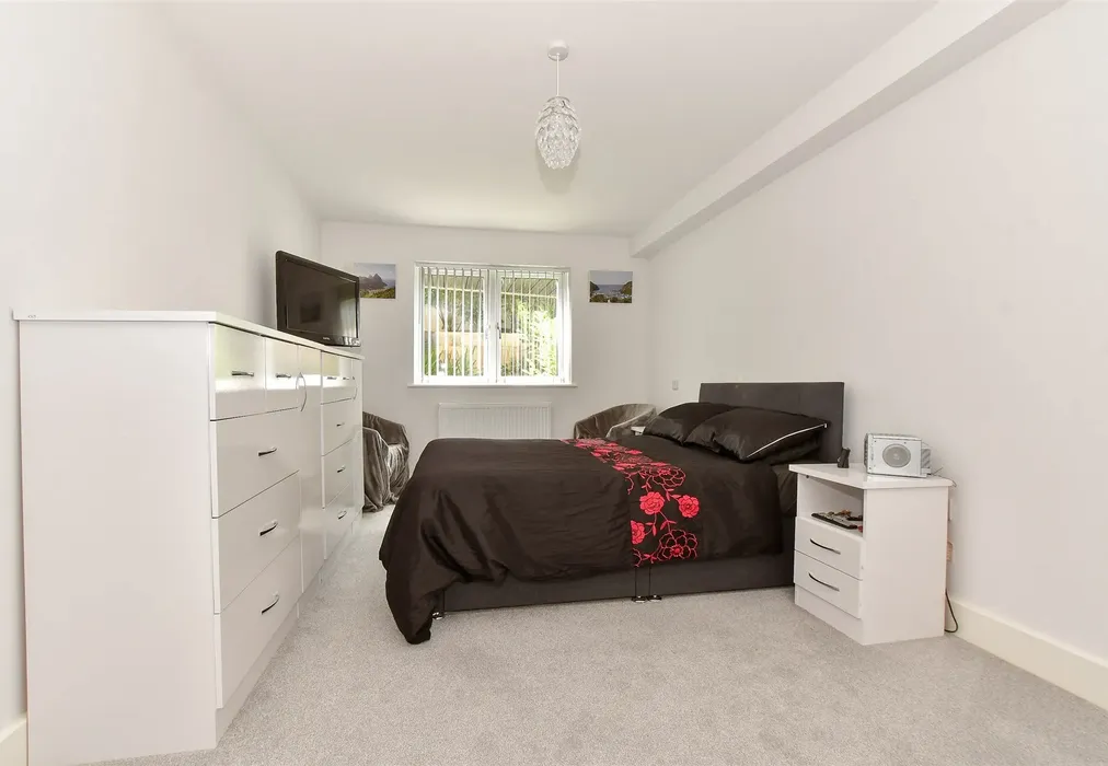 Bedroom 1 - Chine Avenue, Shanklin, Isle of Wight - Wards of Kent