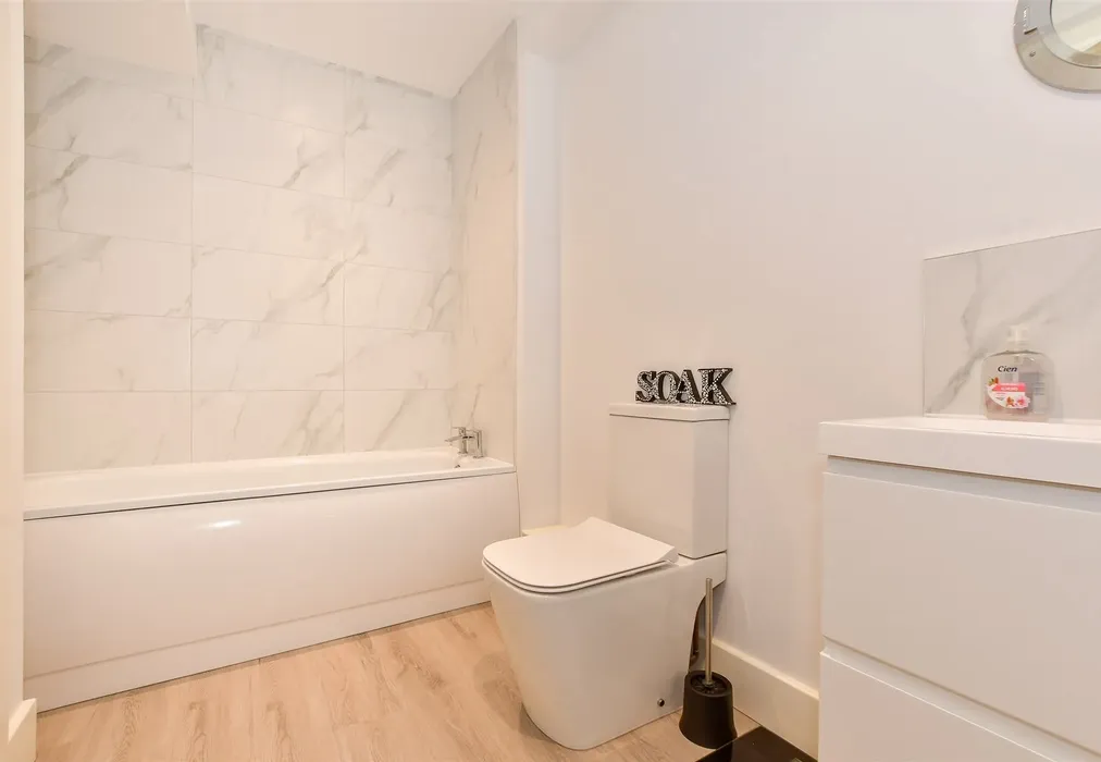 Bathroom - Chine Avenue, Shanklin, Isle of Wight - Wards of Kent