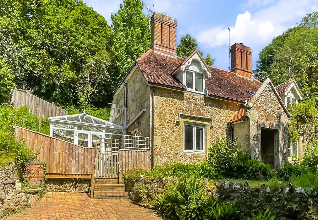 Front Aspect - Apse Manor Road, Shanklin, Isle of Wight - Wards of Kent