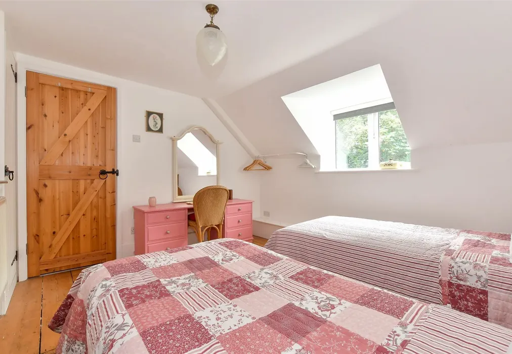 Bedroom 1 - Apse Manor Road, Shanklin, Isle of Wight - Wards of Kent