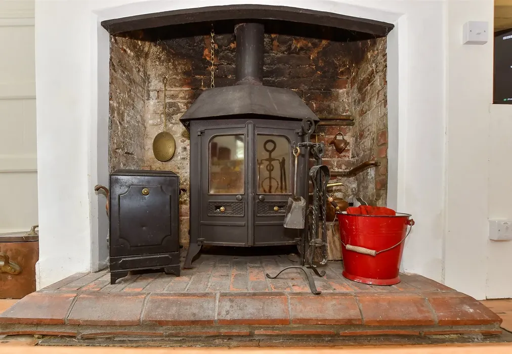 Internal Feature - Apse Manor Road, Shanklin, Isle of Wight - Wards of Kent
