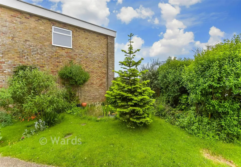 Side Garden - Capel-Le-Ferne, Folkestone, Kent - Wards of Kent