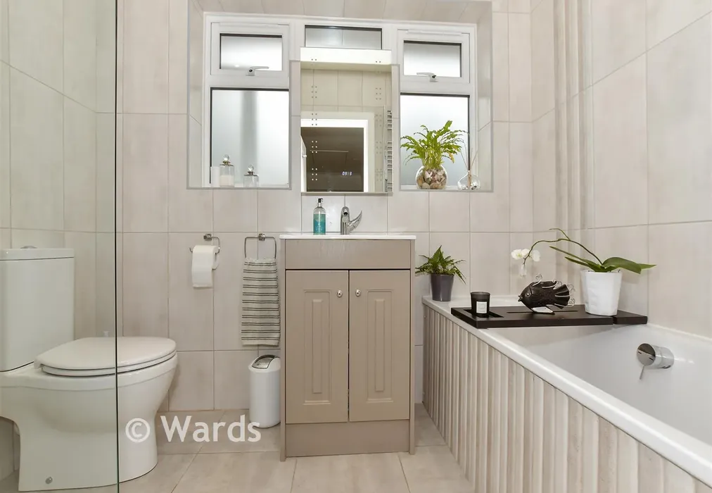 Bathroom - Linden Avenue, Broadstairs, Kent - Wards of Kent