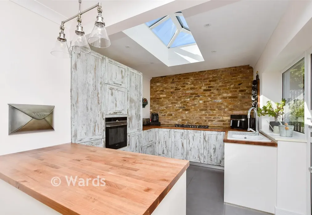 Kitchen - Linden Avenue, Broadstairs, Kent - Wards of Kent