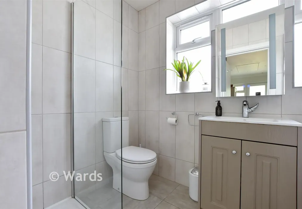 Bathroom - Linden Avenue, Broadstairs, Kent - Wards of Kent