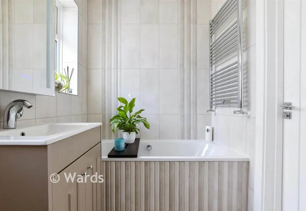 Bathroom - Linden Avenue, Broadstairs, Kent - Wards of Kent