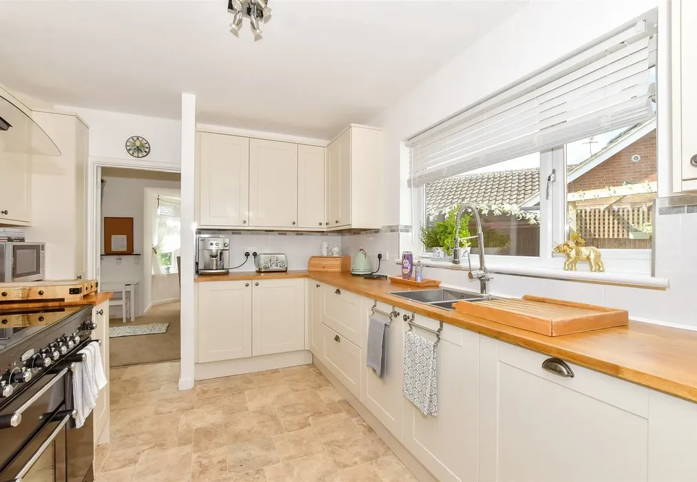 Kitchen - Cockreed Lane, New Romney, Kent - Wards of Kent