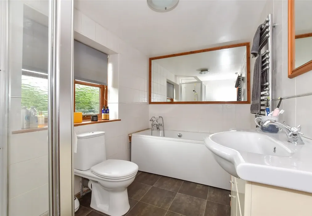 Bathroom - Rhodes Minnis, Canterbury, Kent - Wards of Kent