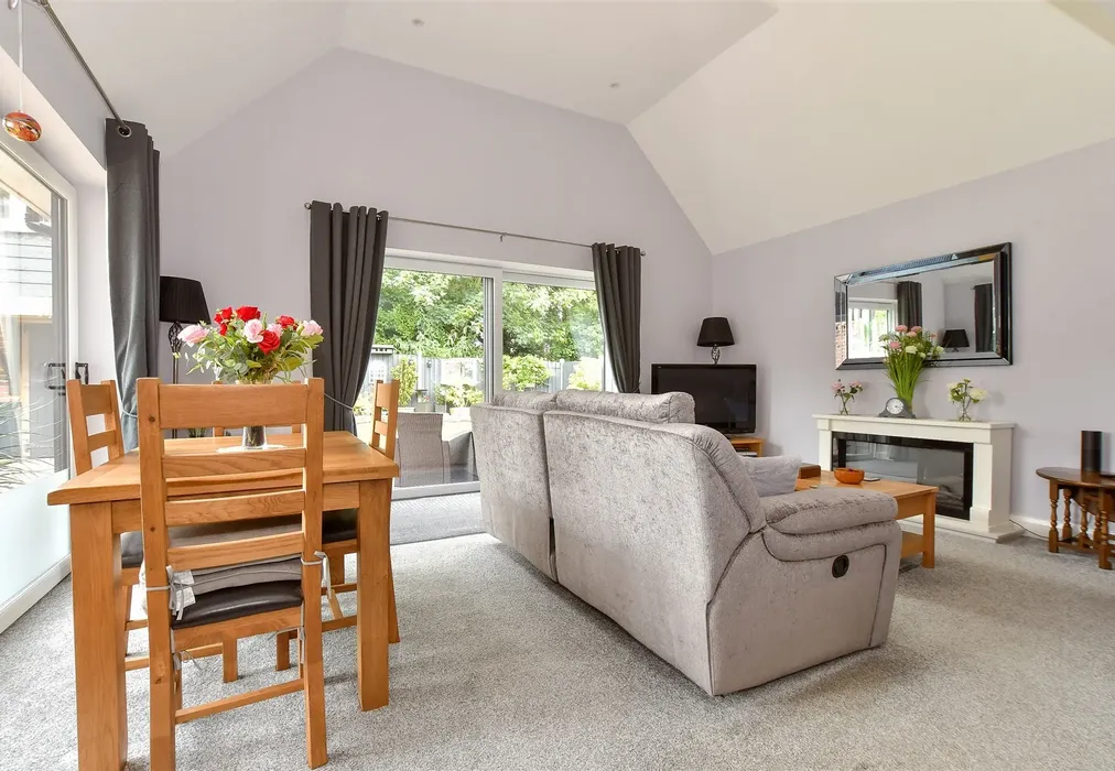 Annex Lounge/Dining Room - Hillway Road, Bembridge, Isle of Wight - Wards of Kent