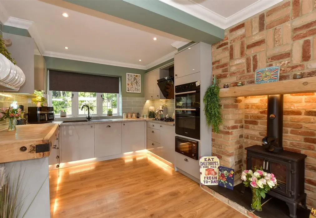 Kitchen - Hillway Road, Bembridge, Isle of Wight - Wards of Kent