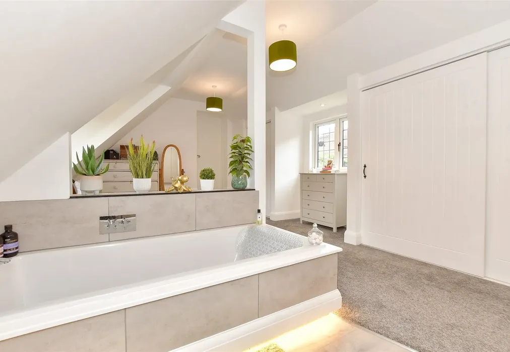 En-Suite Bathroom - Hillway Road, Bembridge, Isle of Wight - Wards of Kent