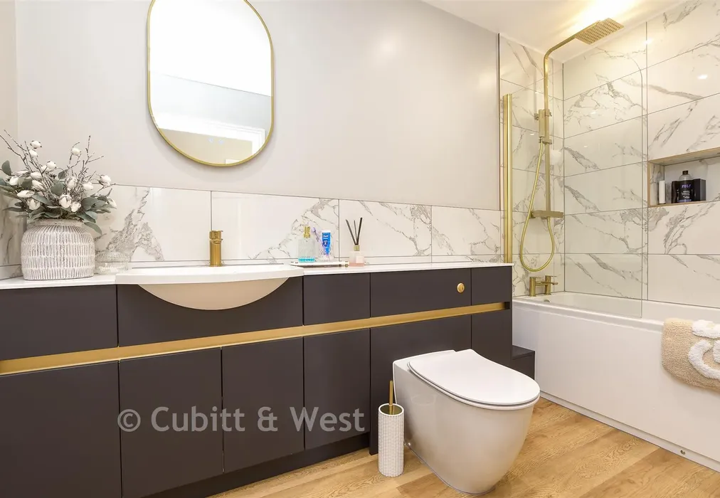 Bathroom - Massetts Road, Horley, Surrey - Wards of Kent