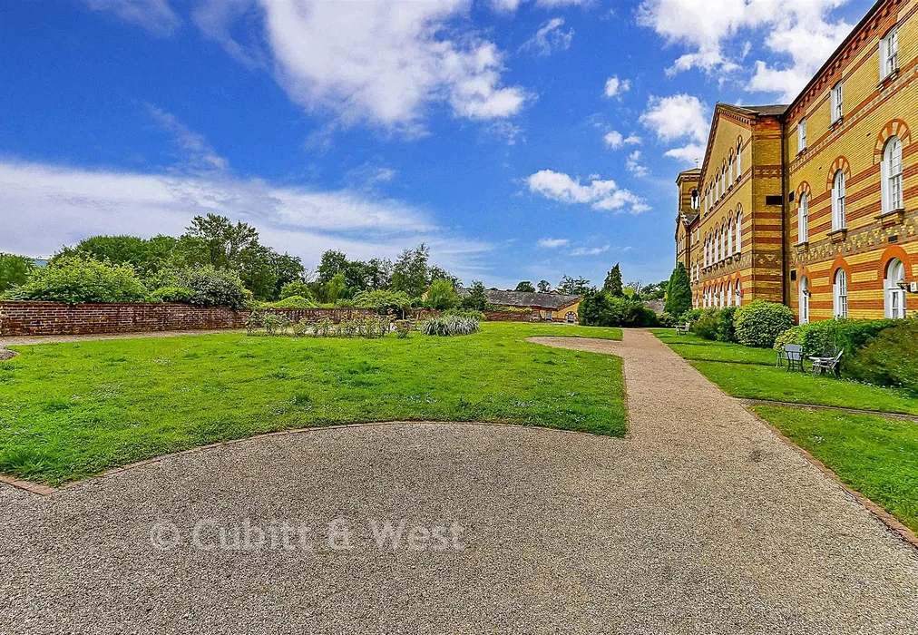 Communal Gardens - Southdowns Park, Haywards Heath, West Sussex - Wards of Kent