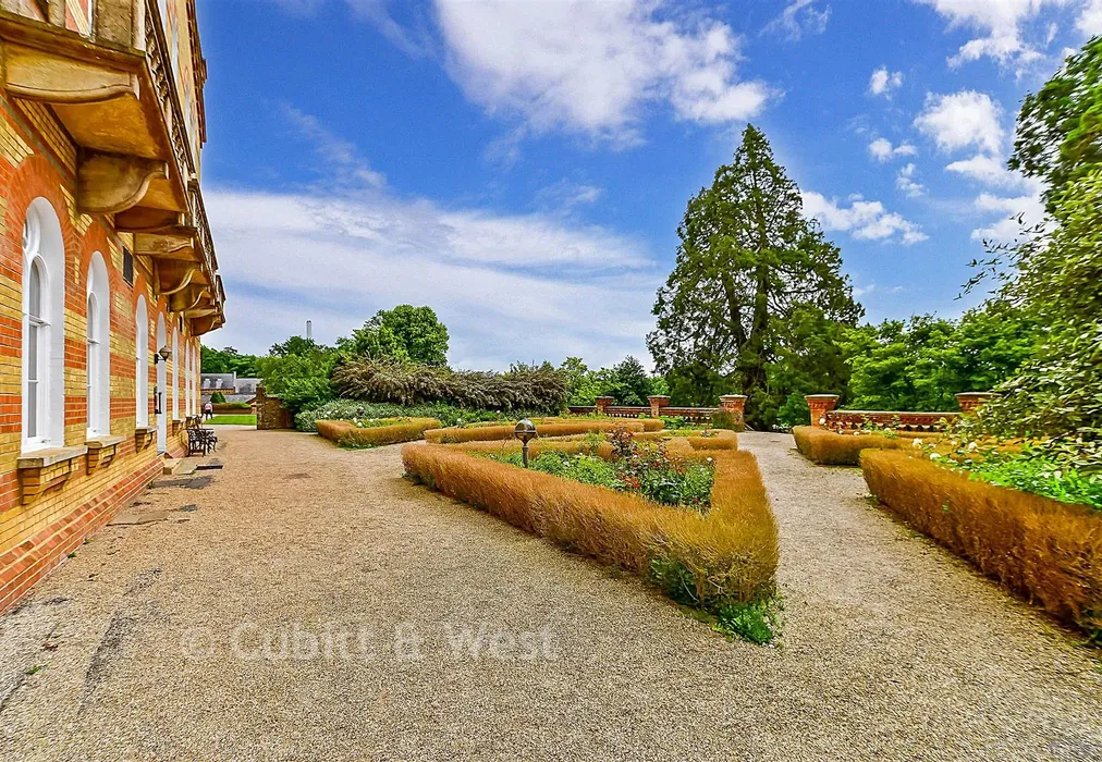 Communal Gardens - Southdowns Park, Haywards Heath, West Sussex - Wards of Kent
