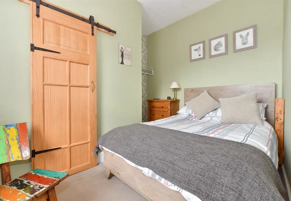 Percivale Room - Queens Road, Shanklin, Isle of Wight - Wards of Kent