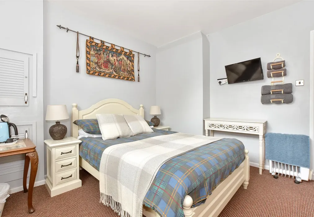 Merlin Room - Queens Road, Shanklin, Isle of Wight - Wards of Kent