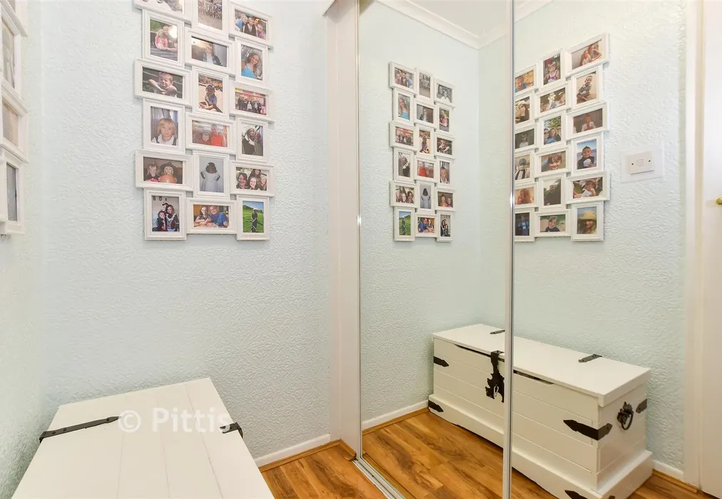 Dressing Room - Green Lane, Shanklin, Isle of Wight - Wards of Kent