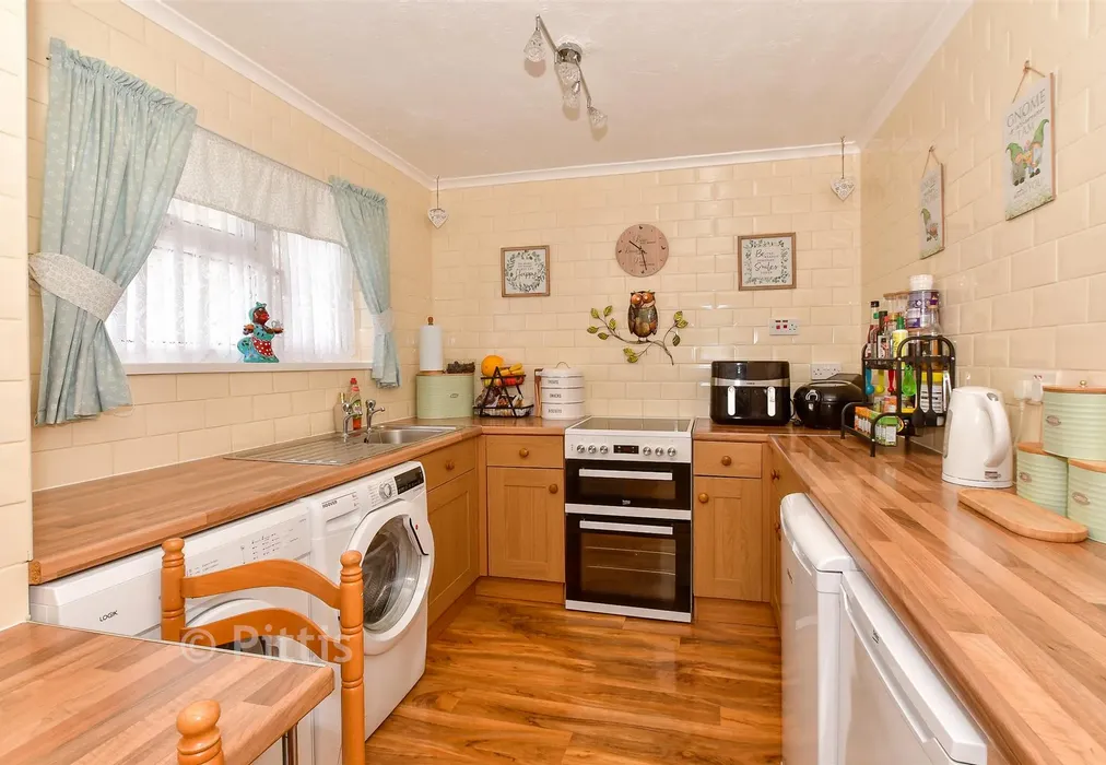 Kitchen - Green Lane, Shanklin, Isle of Wight - Wards of Kent