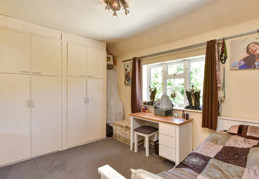 Bedroom 1 - Midhurst Rise, Brighton, East Sussex - Wards of Kent