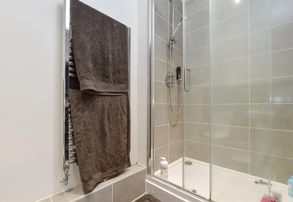 En-Suite Shower Room - Springhead Road, Northfleet, Gravesend, Kent - Wards of Kent