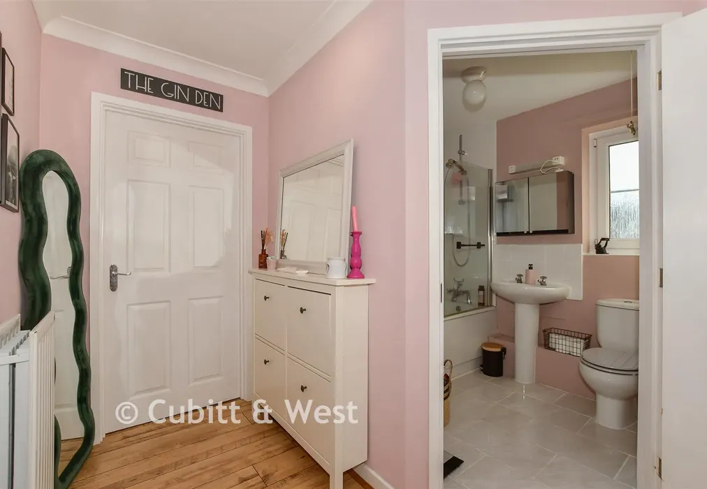 Entrance Hall - Roberts Way, Cranleigh, Surrey - Wards of Kent
