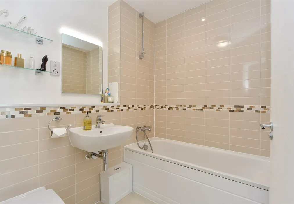 Shower Room - Lambe Close, Holborough Lakes, Snodland, Kent - Wards of Kent