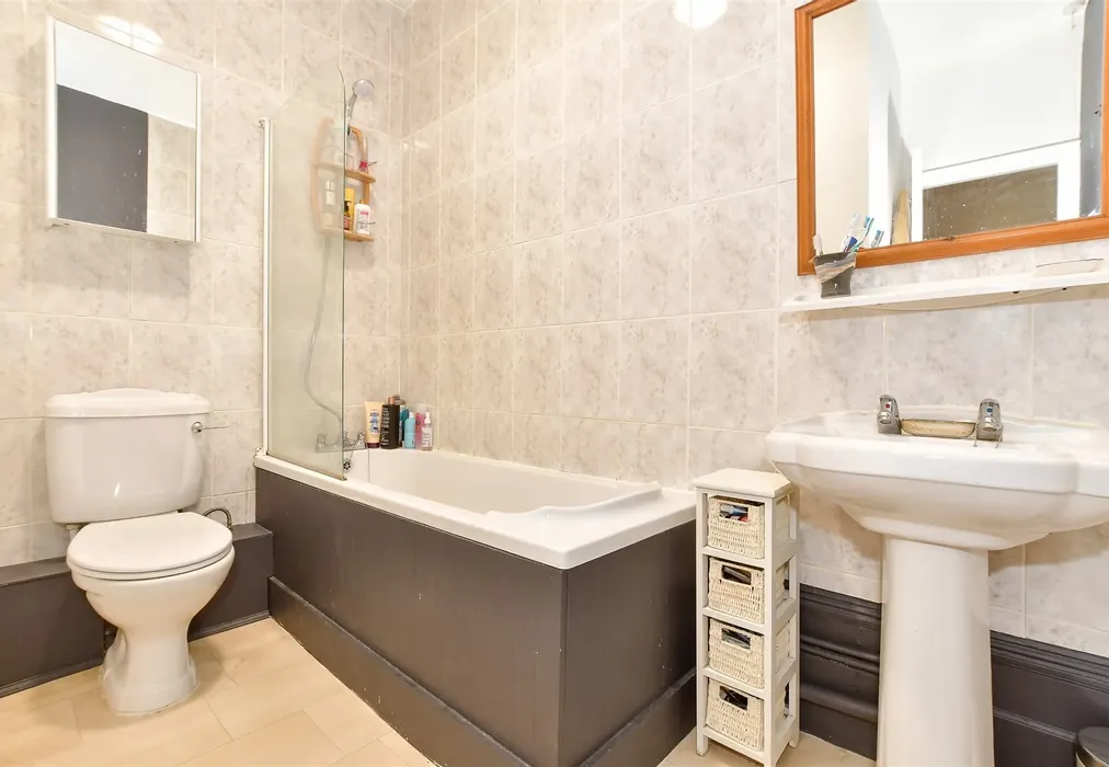 Bathroom - Park Road, Tunbridge Wells, Kent - Wards of Kent