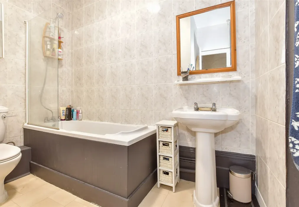 Bathroom - Park Road, Tunbridge Wells, Kent - Wards of Kent