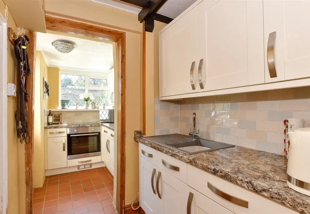 Kitchen - Millers Lane, Carisbrooke, Isle of Wight - Wards of Kent