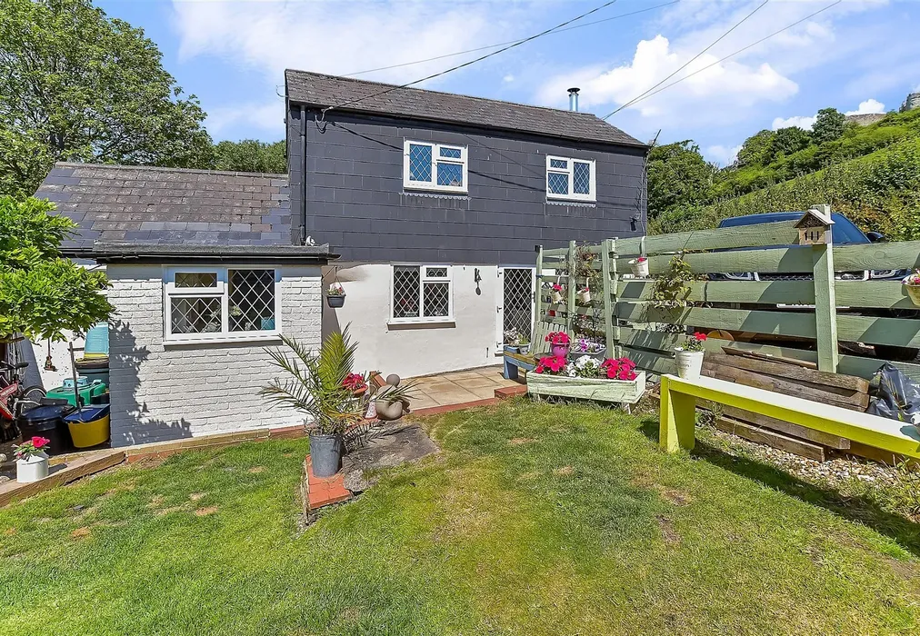 External (Brochure) - Millers Lane, Carisbrooke, Isle of Wight - Wards of Kent