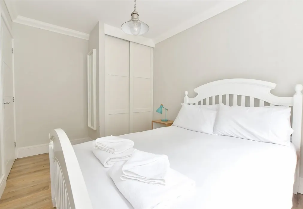 Bedroom 1 - Fort Warden Road, Totland Bay, Isle of Wight - Wards of Kent