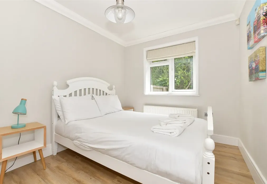 Bedroom 1 - Fort Warden Road, Totland Bay, Isle of Wight - Wards of Kent