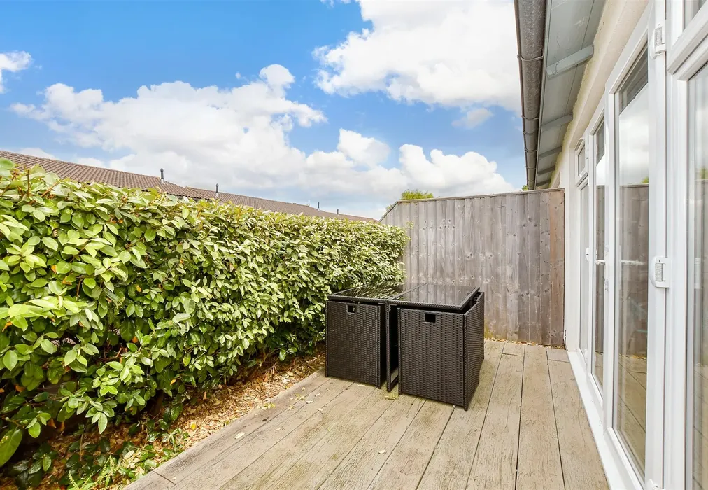 Front Garden - Fort Warden Road, Totland Bay, Isle of Wight - Wards of Kent