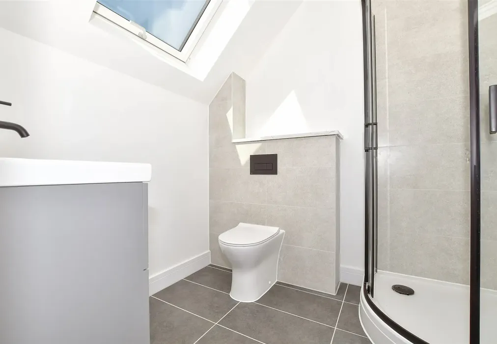 En-Suite - Holman House, Station Road, Staplehurst, Kent - Wards of Kent