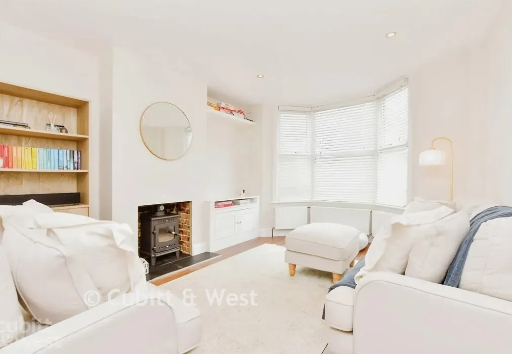 Lounge 26 - Gordon Road, Redhill, Surrey - Wards of Kent